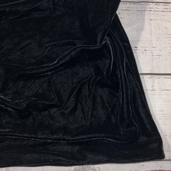 🆕 Banana Republic Black Velvet Cow Neck Camisole - Picture 4 of 8